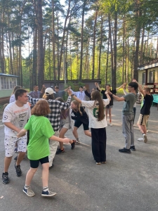 Friendship Spins the World (Дружба вращает мир)