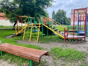 Закончен ремонт первой части детской площадки.