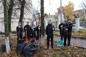 Студенты РГУ им. Есенина приняли участие в субботнике в Верхнем парке